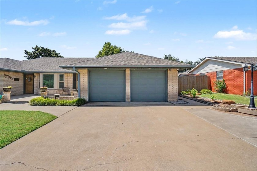 Absolutely beautiful, totally updated home in a prime location! - photo 4