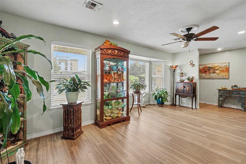 Absolutely beautiful, totally updated home in a prime location! - photo 7