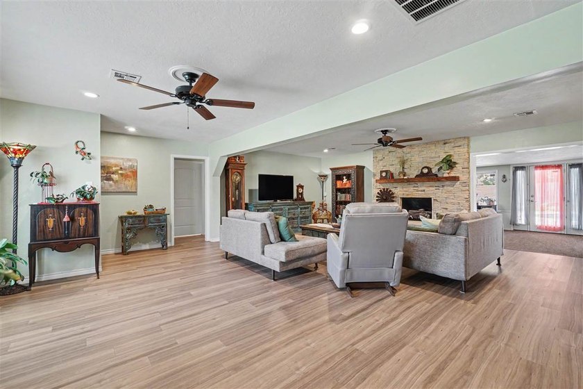 Absolutely beautiful, totally updated home in a prime location! - photo 9