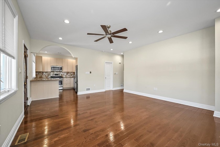 SPACIOUS DETACHED TWO-FAMILY REBUILT IN YEAR 2018 ! Rare - photo 3