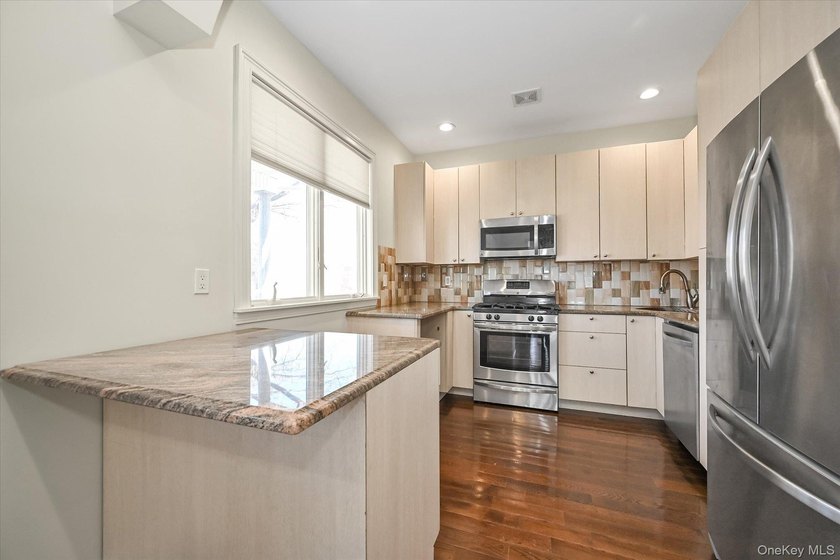 SPACIOUS DETACHED TWO-FAMILY REBUILT IN YEAR 2018 ! Rare - photo 4