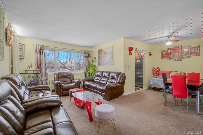 Spacious top-floor one-bedroom with bright east/south exposure - photo 3