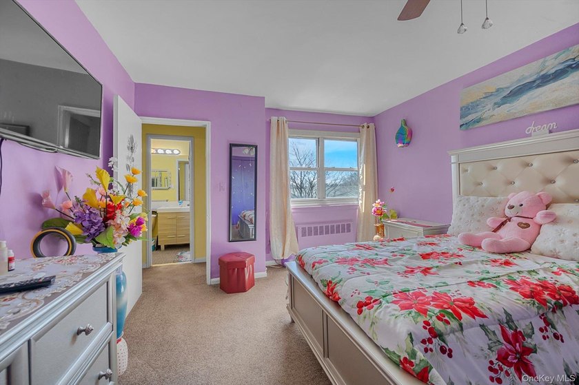 Spacious top-floor one-bedroom with bright east/south exposure - photo 7