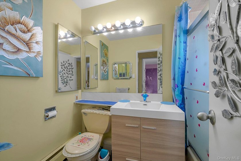 Spacious top-floor one-bedroom with bright east/south exposure - photo 8
