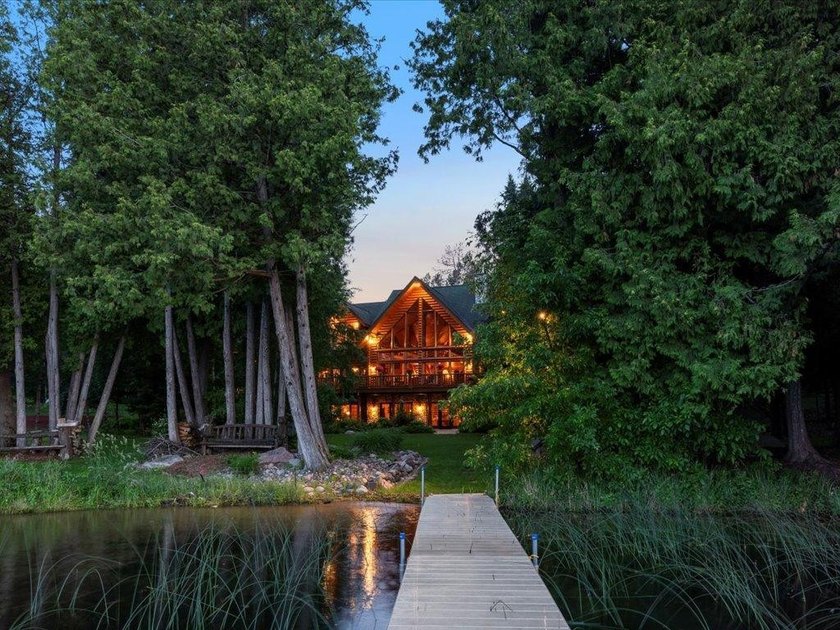 Best of all worlds - Location, Privacy, and Craftsmanship. This - photo 9