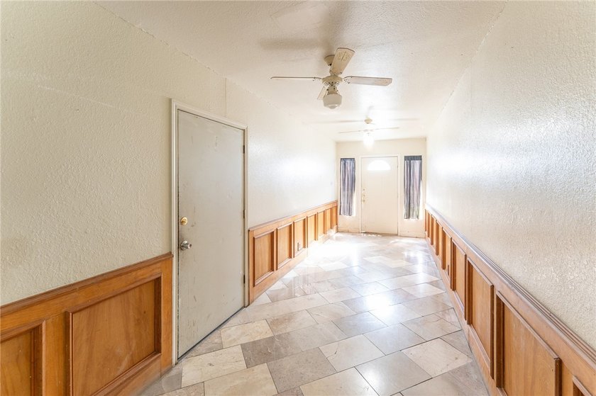 SELLER OFFERING $5,000 IN SELLER CREDITS! Spacious 6-bedroom - photo 2