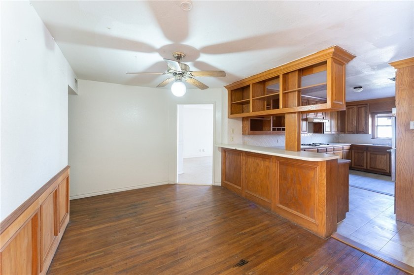 SELLER OFFERING $5,000 IN SELLER CREDITS! Spacious 6-bedroom - photo 3