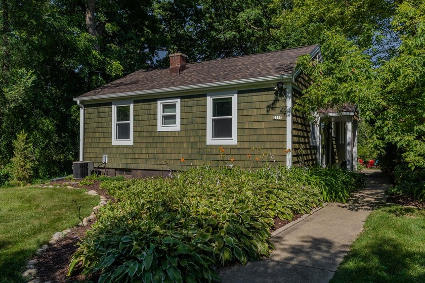 This beautifully renovated home offers a unique opportunity to - photo 3