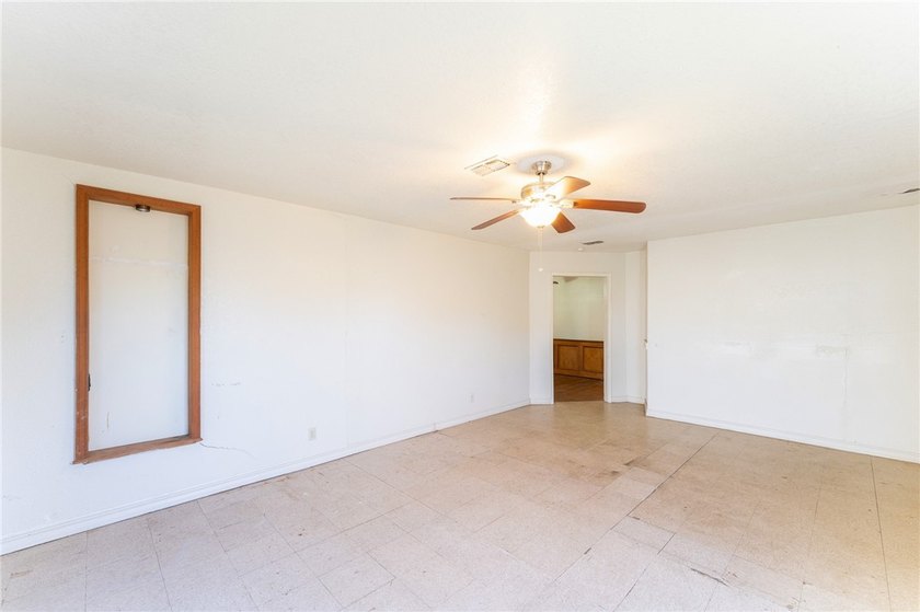 SELLER OFFERING $5,000 IN SELLER CREDITS! Spacious 6-bedroom - photo 6