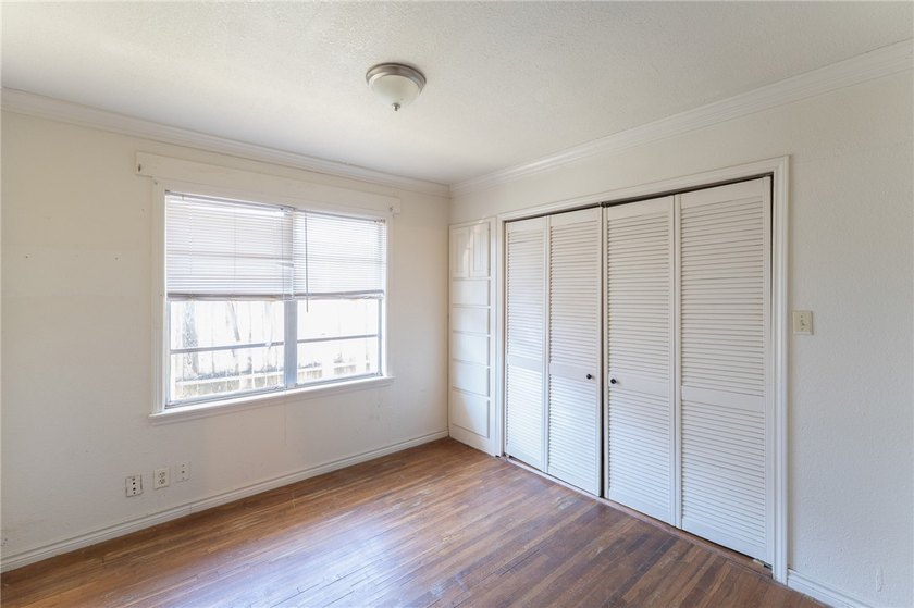 SELLER OFFERING $5,000 IN SELLER CREDITS! Spacious 6-bedroom - photo 7