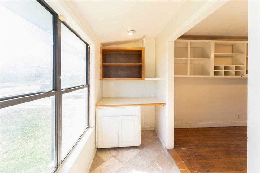 SELLER OFFERING $5,000 IN SELLER CREDITS! Spacious 6-bedroom - photo 10