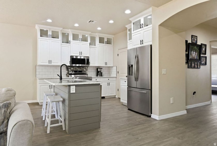 This is the home you have been waiting for, freshly renovated - photo 4