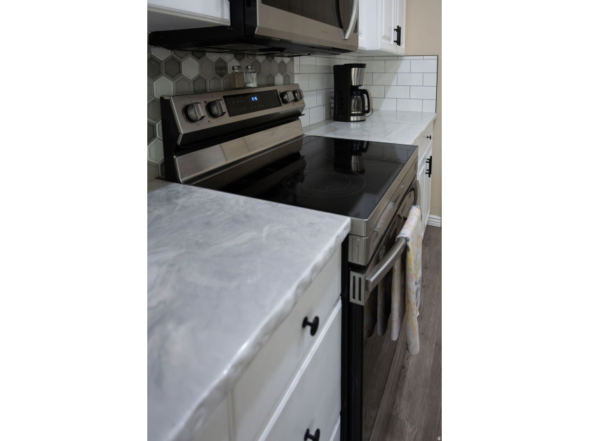 This is the home you have been waiting for, freshly renovated - photo 5