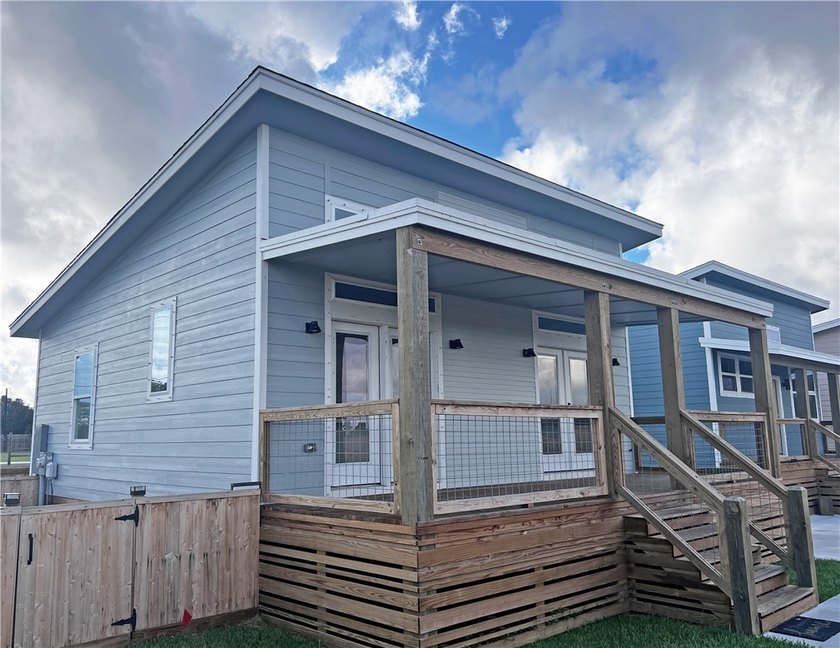 Welcome home to this beautifully designed newer construction - photo 2