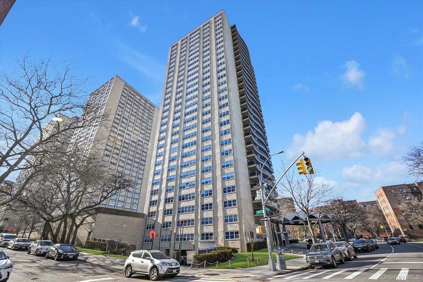 A beautifully renovated JR1/One Bedroom apartment has just - photo 2