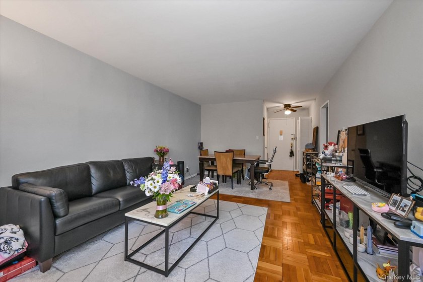 A beautifully renovated JR1/One Bedroom apartment has just - photo 5
