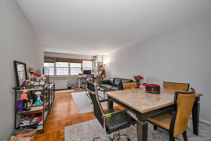 A beautifully renovated JR1/One Bedroom apartment has just - photo 6