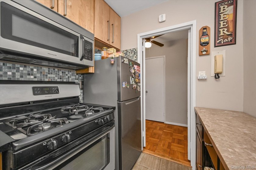 A beautifully renovated JR1/One Bedroom apartment has just - photo 9