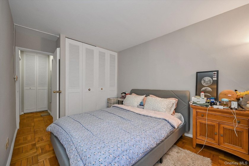 A beautifully renovated JR1/One Bedroom apartment has just - photo 10