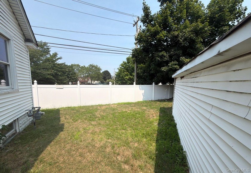 This Ranch Style Home Features 2 Bedrooms, Eat In Kitchen, Full - photo 16