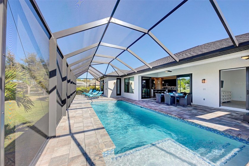 Simply stunning! TURNKEY QUALITY FURNISHED THREE BEDROOMS / TWO - photo 31