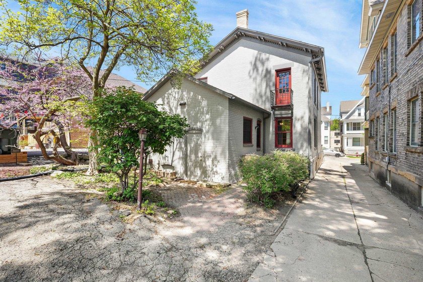 Welcome to the Festner House! Gorgeous Italianate in the First - photo 35