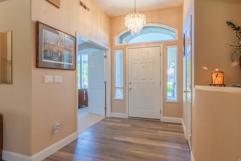 Gorgeous, immaculately maintained home with all main level - photo 3