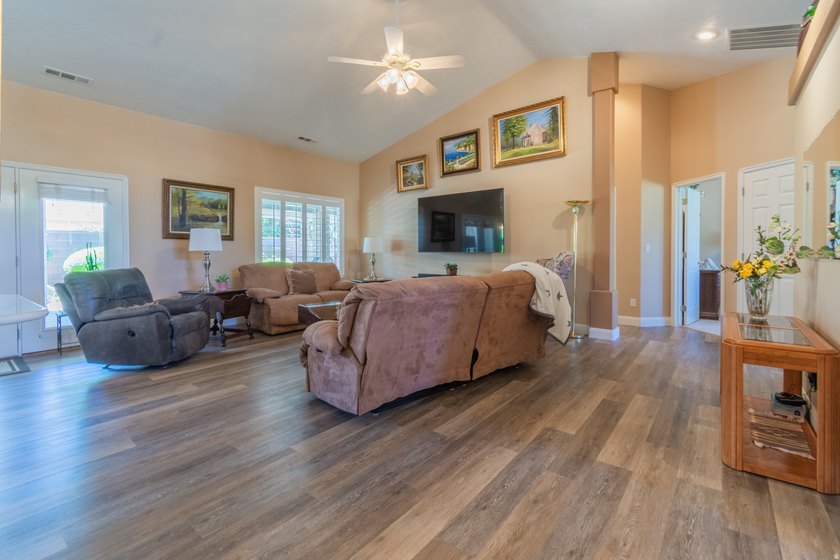 Gorgeous, immaculately maintained home with all main level - photo 4