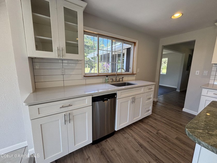 Delightful lakeside cabin on Idyllic 4.9 acres with convenient - photo 11