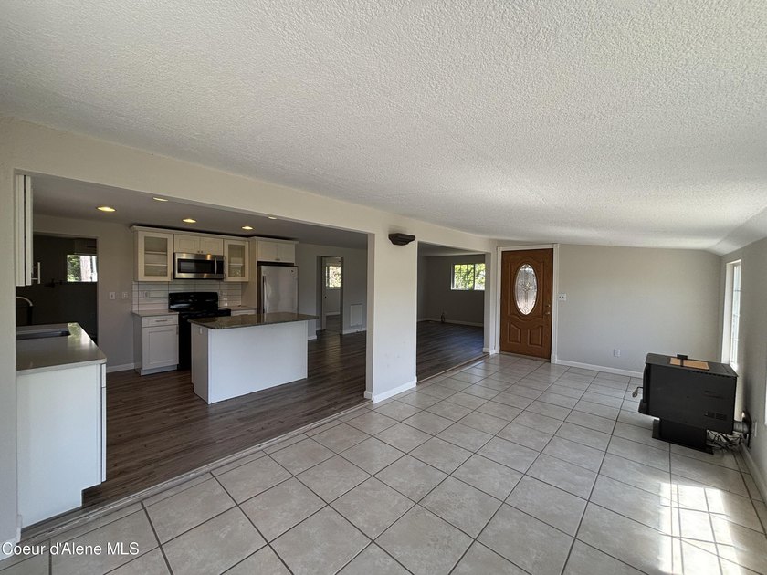 Delightful lakeside cabin on Idyllic 4.9 acres with convenient - photo 12
