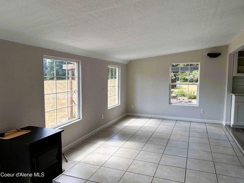 Delightful lakeside cabin on Idyllic 4.9 acres with convenient - photo 14
