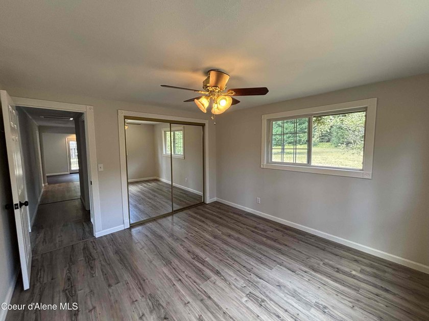 Delightful lakeside cabin on Idyllic 4.9 acres with convenient - photo 25
