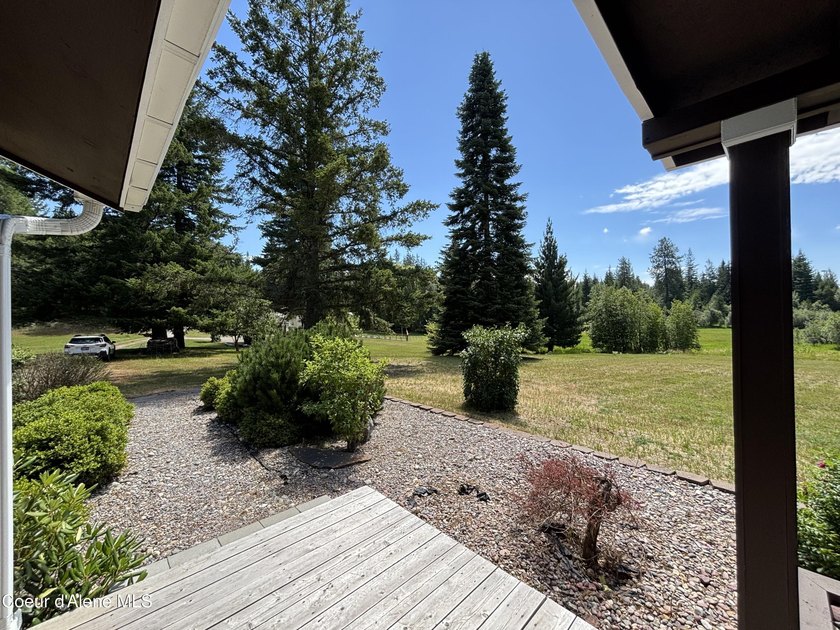 Delightful lakeside cabin on Idyllic 4.9 acres with convenient - photo 27