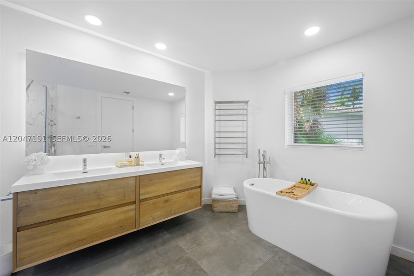This exceptional 3-bedroom, 2.5-bath waterfront home in Aventura - photo 13