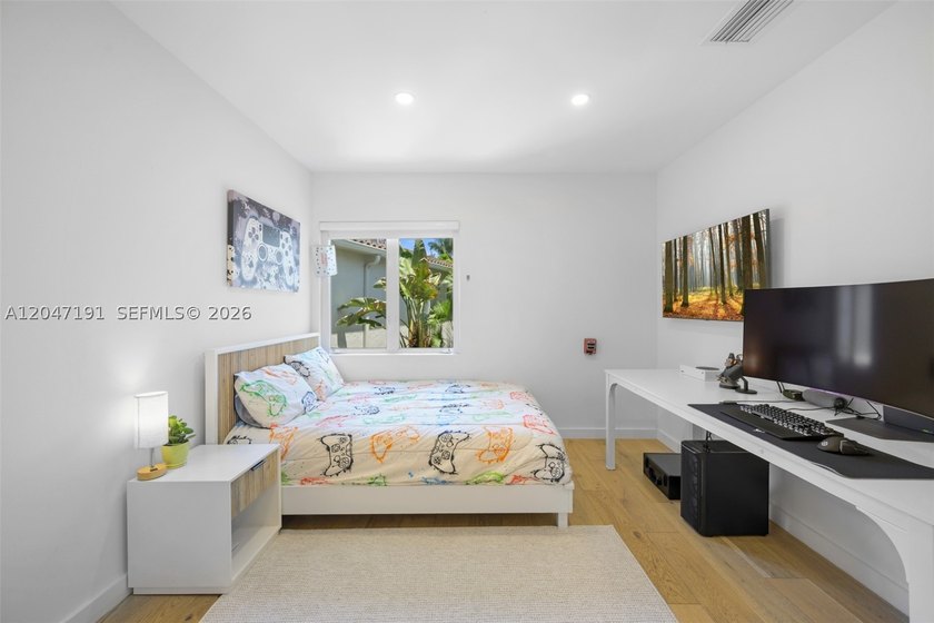 This exceptional 3-bedroom, 2.5-bath waterfront home in Aventura - photo 15