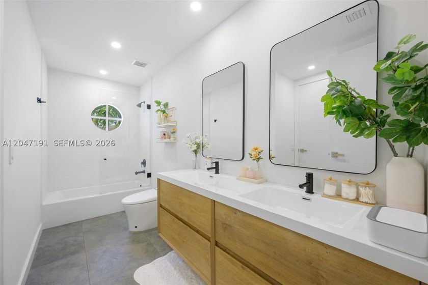 This exceptional 3-bedroom, 2.5-bath waterfront home in Aventura - photo 17