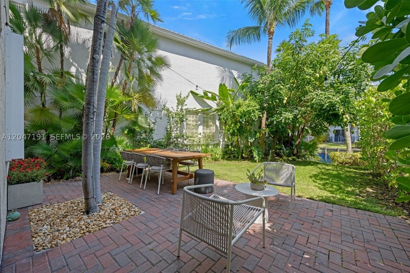This exceptional 3-bedroom, 2.5-bath waterfront home in Aventura - photo 25