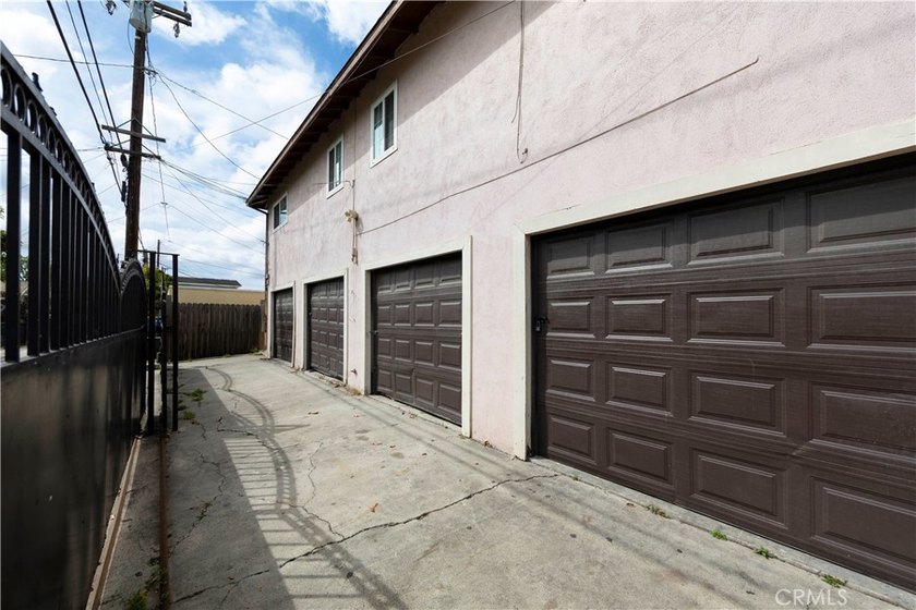 Spacious and versatile Santa Ana investment opportunity, perfect - photo 4