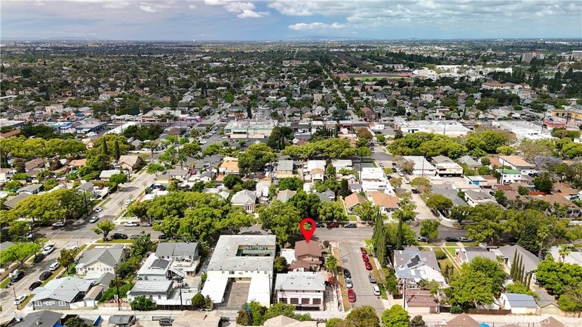 Spacious and versatile Santa Ana investment opportunity, perfect - photo 9