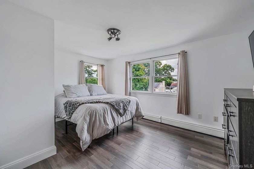 ***WELCOME TO 18 WORDEN PLACE, WEST BABYLON--This beautifully - photo 15