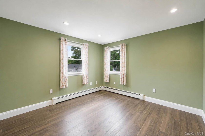 ***WELCOME TO 18 WORDEN PLACE, WEST BABYLON--This beautifully - photo 19