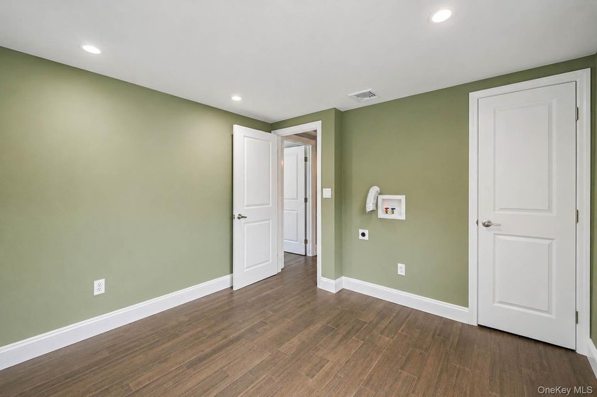 ***WELCOME TO 18 WORDEN PLACE, WEST BABYLON--This beautifully - photo 20