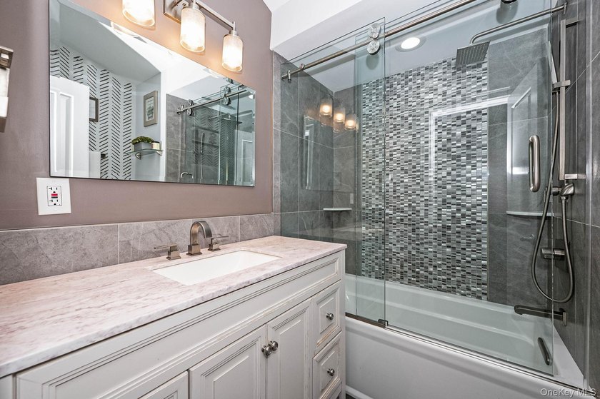 ***WELCOME TO 18 WORDEN PLACE, WEST BABYLON--This beautifully - photo 21