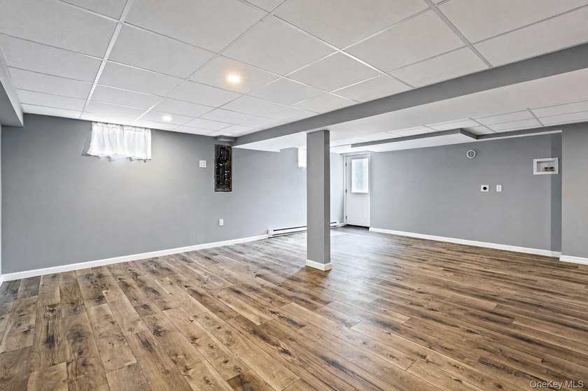 ***WELCOME TO 18 WORDEN PLACE, WEST BABYLON--This beautifully - photo 25