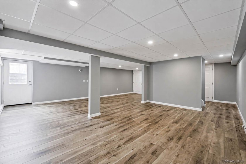 ***WELCOME TO 18 WORDEN PLACE, WEST BABYLON--This beautifully - photo 26