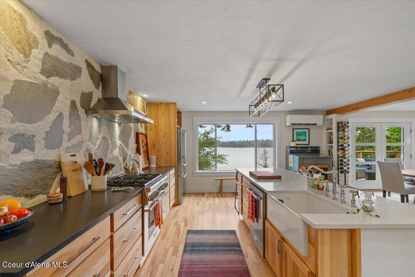 Elevated lakefront living with private dock. This cottage - photo 11