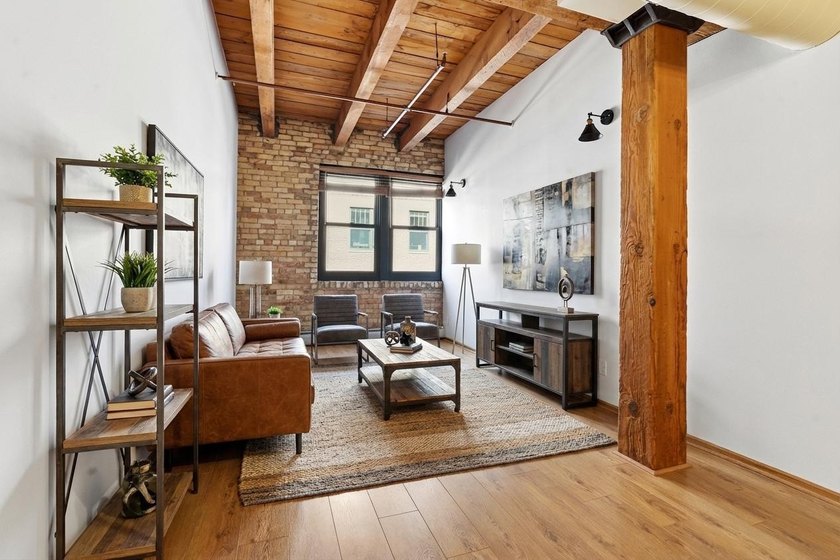 Located on a quiet street in the heart of the North Loop, you - photo 2
