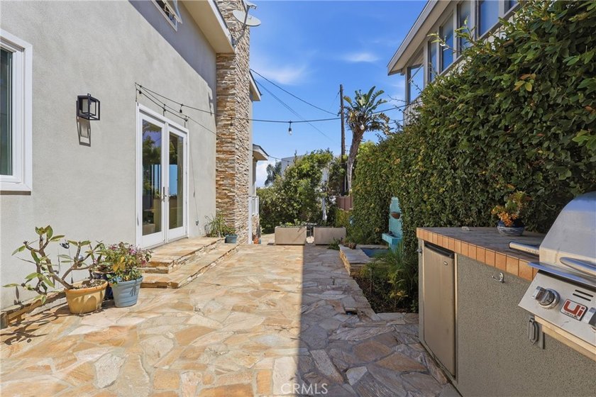 Live the South Bay Dream in Hollywood Riviera! Sitting proudly - photo 24