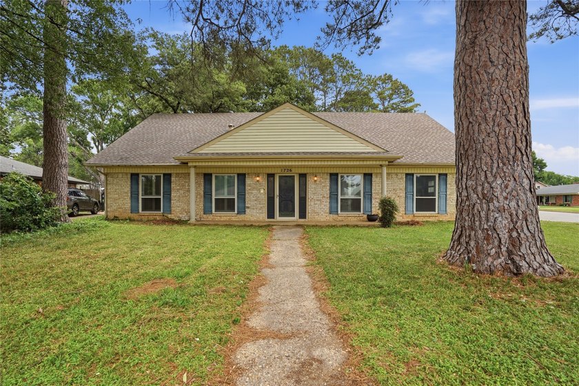 Welcome to this charming traditional-style, two-story home - photo 5