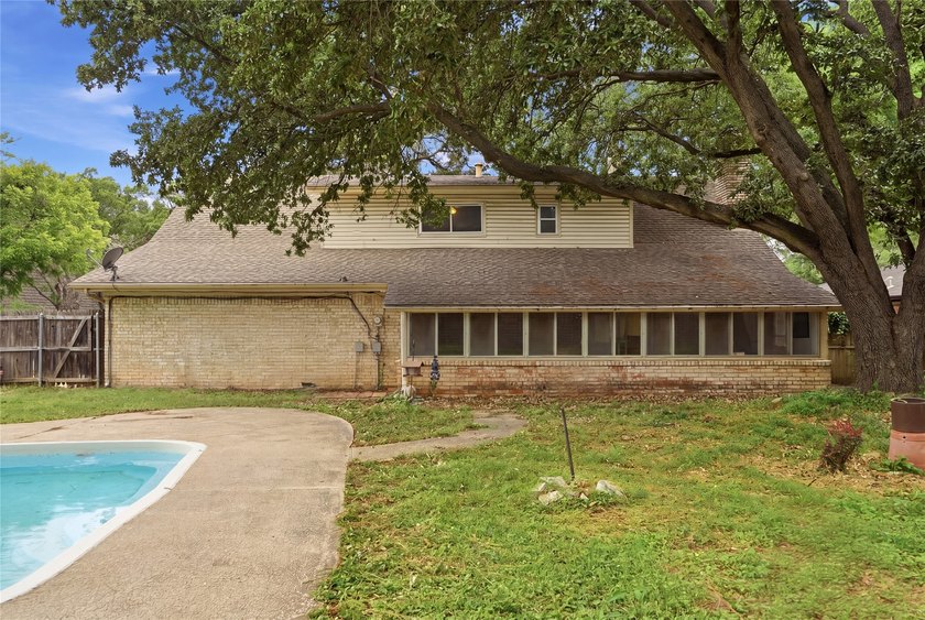 Welcome to this charming traditional-style, two-story home - photo 7